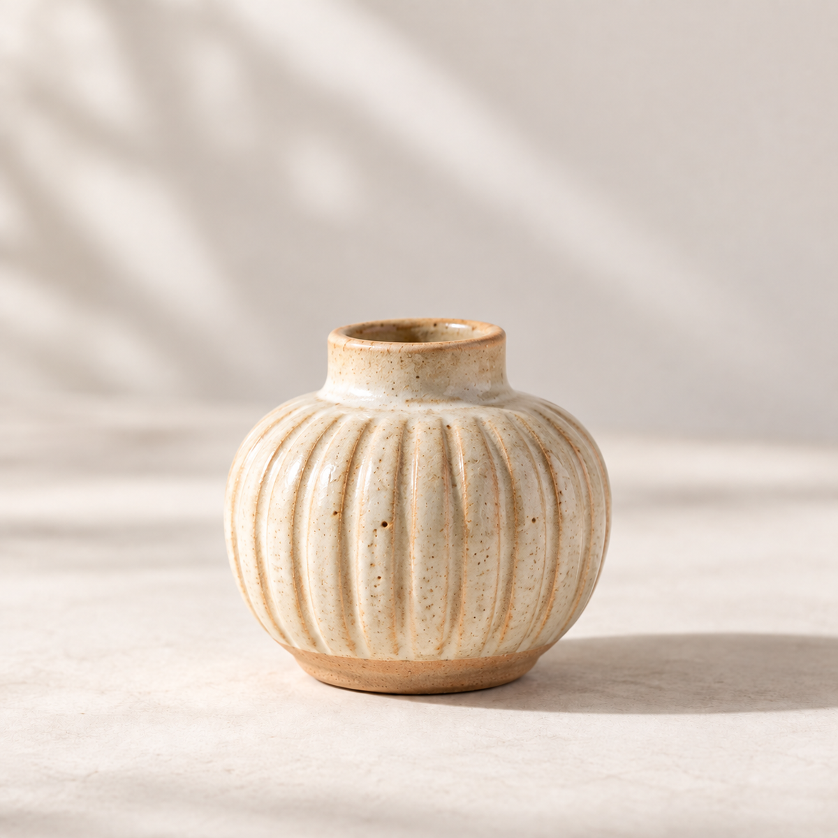 Trustyerar Warm Ivory Ribbed Bud Vase – Compact Rounded Decorative Vase