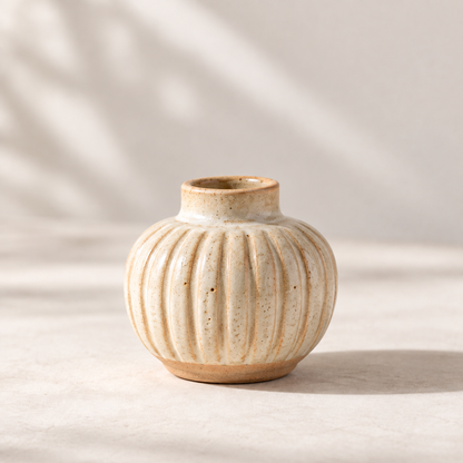 Trustyerar Warm Ivory Ribbed Bud Vase – Compact Rounded Decorative Vase