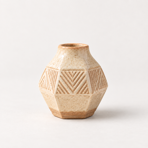 Trustyerar Warm Ivory Geometric Relief Bud Vase – Compact Faceted Decorative Vase