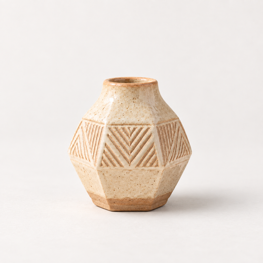 Trustyerar Warm Ivory Geometric Relief Bud Vase – Compact Faceted Decorative Vase