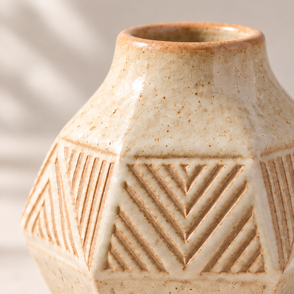Trustyerar Warm Ivory Geometric Relief Bud Vase – Compact Faceted Decorative Vase