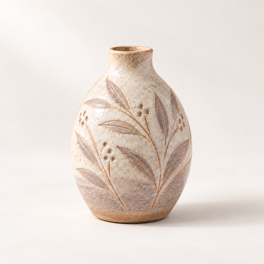 Trustyerar Warm Ivory Botanical Relief Bud Vase – Compact Textured Decorative Vase