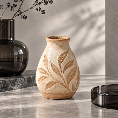Trustyerar Warm Ivory Botanical Leaf Bud Vase – Compact Textured Decorative Vase