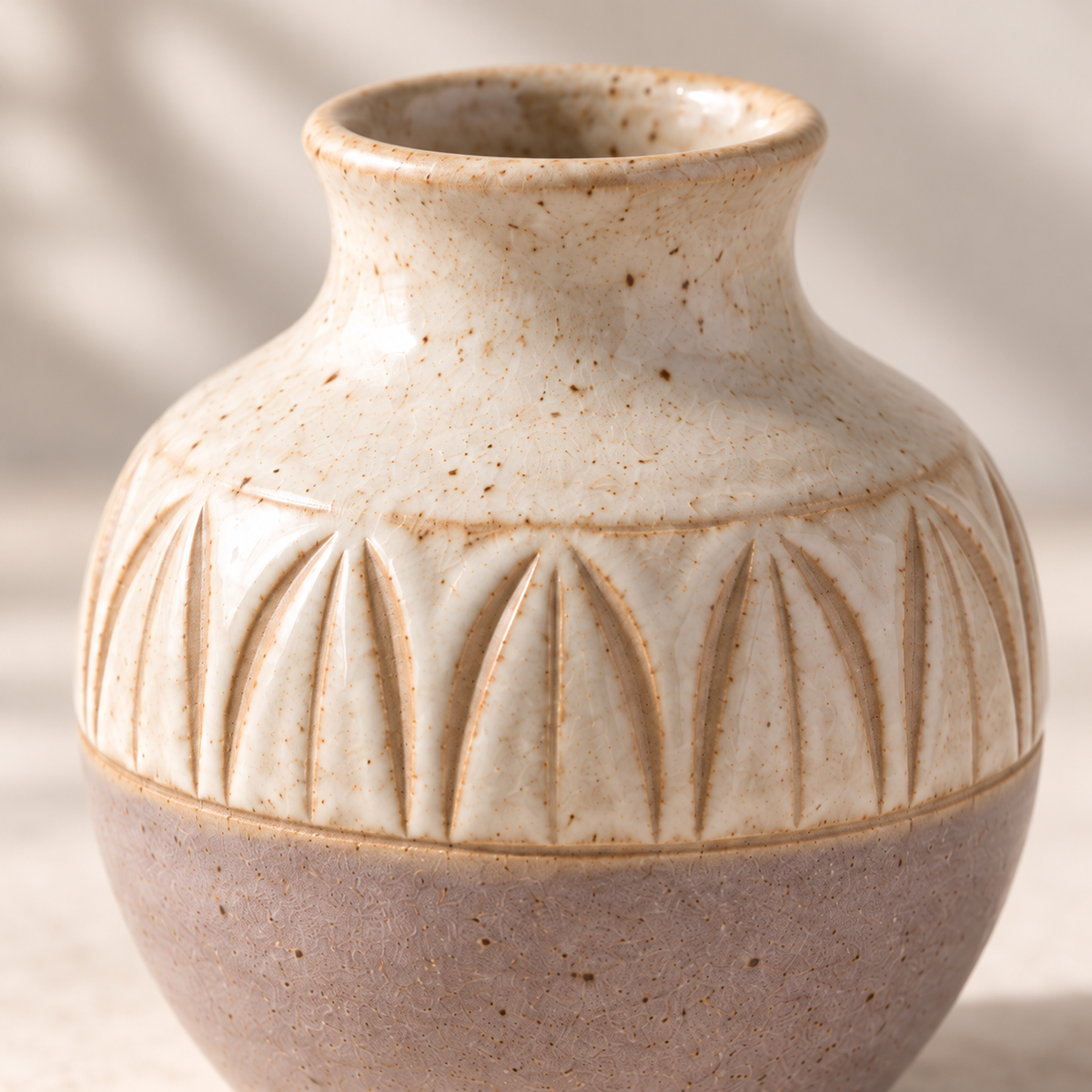 Trustyerar Warm Ivory Leaf-Relief Bud Vase – Compact Two-Tone Decorative Vase