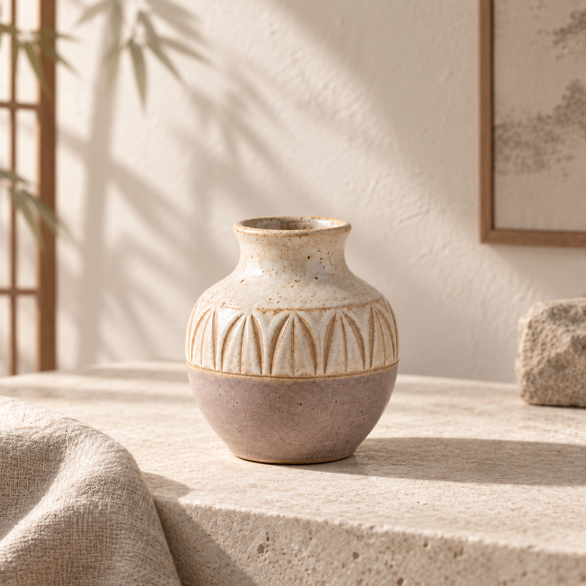 Trustyerar Warm Ivory Leaf-Relief Bud Vase – Compact Two-Tone Decorative Vase