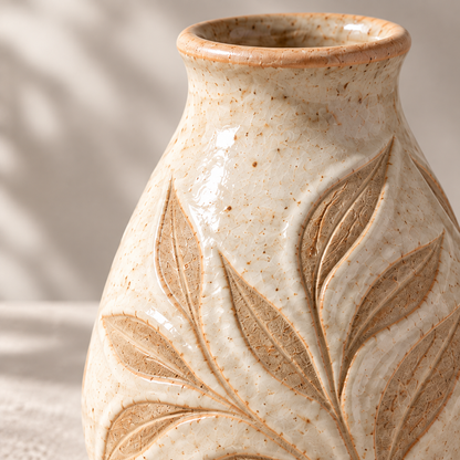 Trustyerar Warm Ivory Botanical Leaf Bud Vase – Compact Textured Decorative Vase