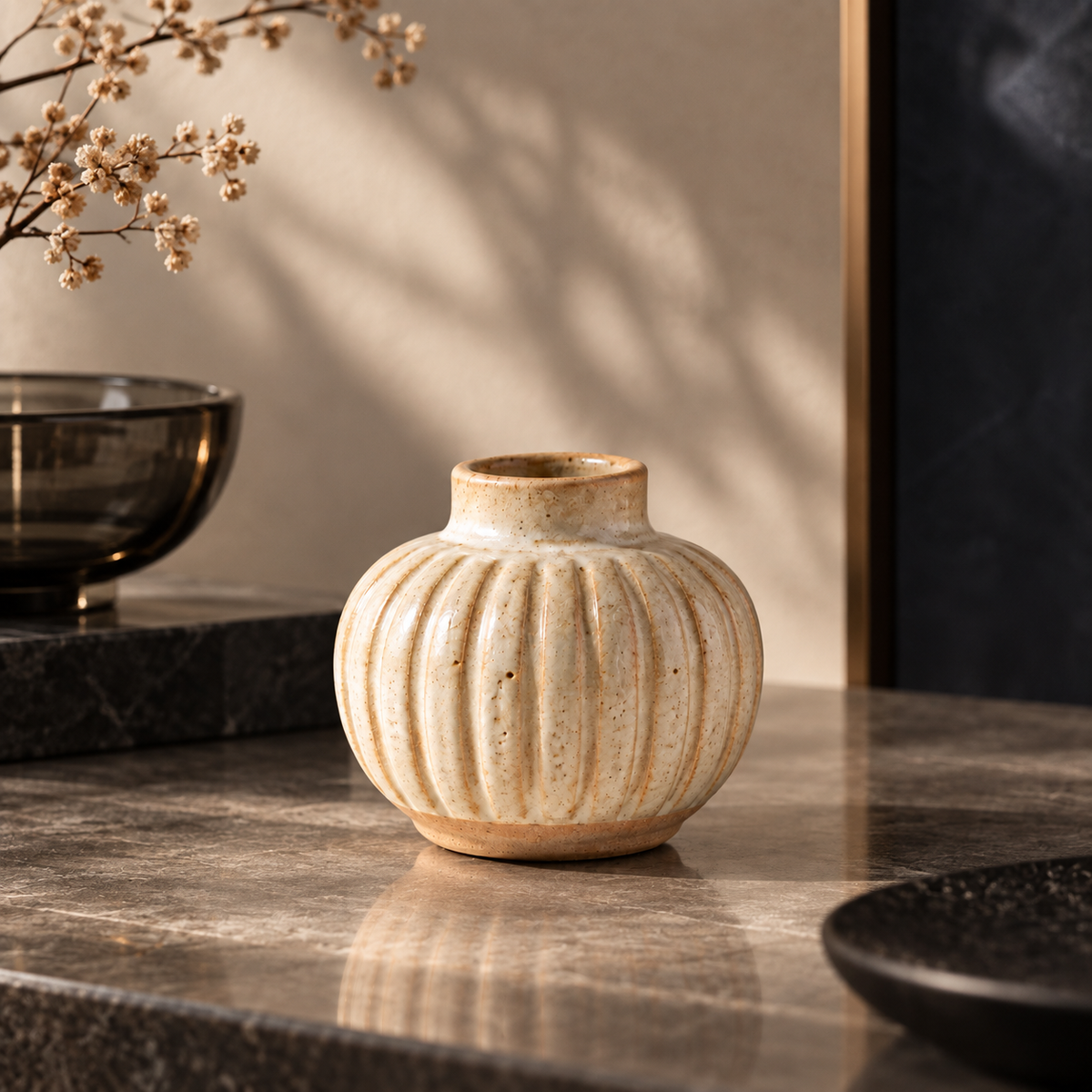 Trustyerar Warm Ivory Ribbed Bud Vase – Compact Rounded Decorative Vase