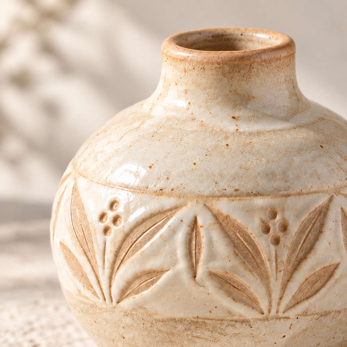 Trustyerar Warm Ivory Botanical-Band Bud Vase – Rounded Leaf-Pattern Decorative Accent