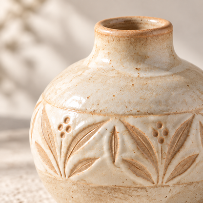 Trustyerar Warm Ivory Botanical-Band Bud Vase – Rounded Leaf-Pattern Decorative Accent