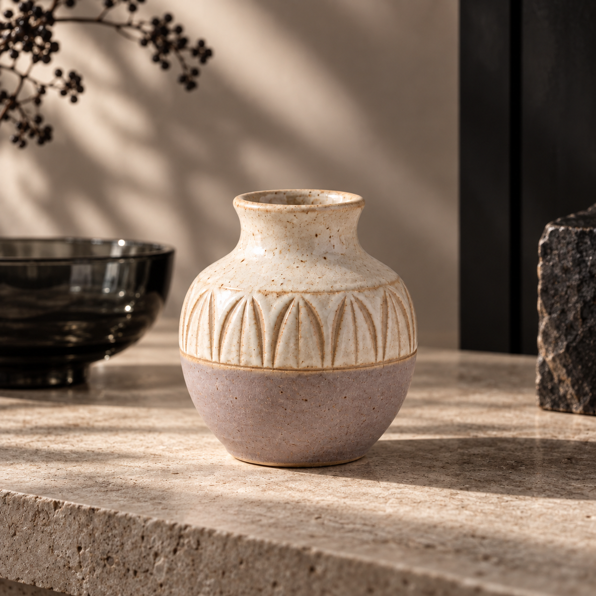 Trustyerar Warm Ivory Leaf-Relief Bud Vase – Compact Two-Tone Decorative Vase