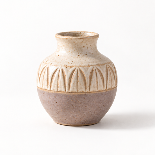Trustyerar Warm Ivory Leaf-Relief Bud Vase – Compact Two-Tone Decorative Vase