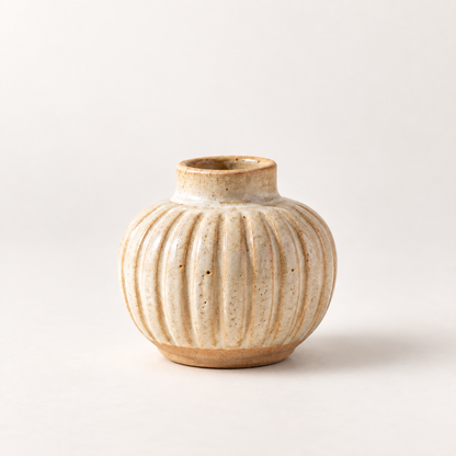 Trustyerar Warm Ivory Ribbed Bud Vase – Compact Rounded Decorative Vase