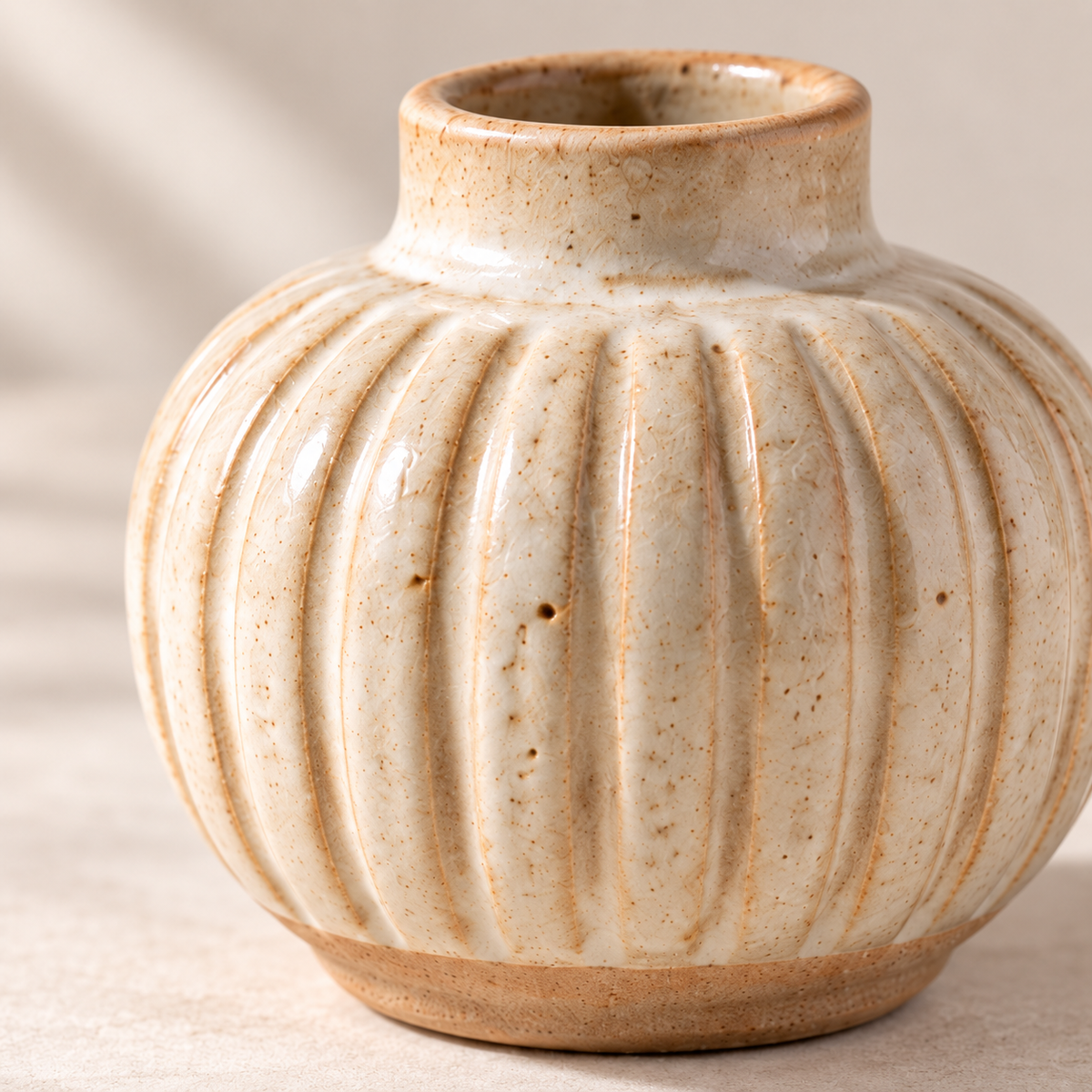 Trustyerar Warm Ivory Ribbed Bud Vase – Compact Rounded Decorative Vase