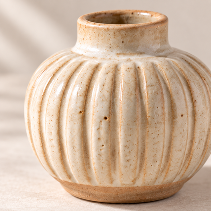 Trustyerar Warm Ivory Ribbed Bud Vase – Compact Rounded Decorative Vase